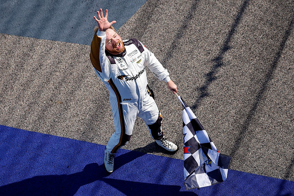 Tyler Reddick gana en Kansas tras caótico final y logra su quinta victoria de la temporada NASCAR 2026