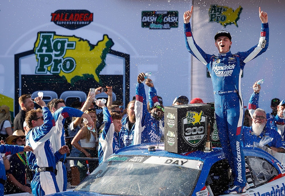 Corey Day logra su primera victoria en NASCAR O’Reilly Series con dramático final en Talladega