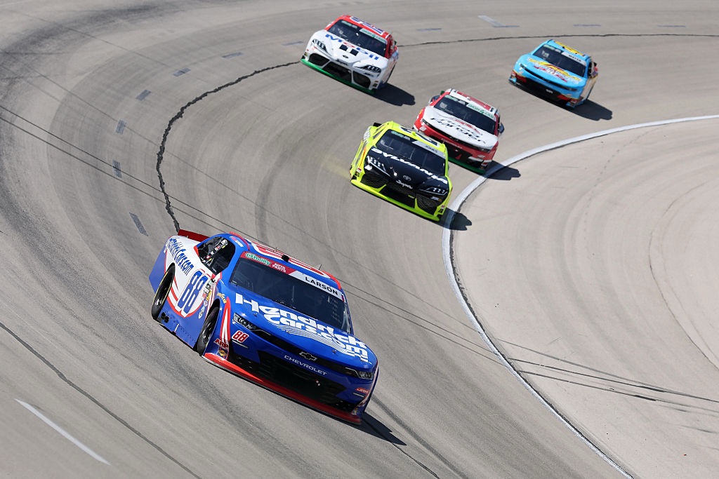 Kyle Larson resiste a Justin Allgaier y gana en Texas en un final intenso de NASCAR Xfinity
