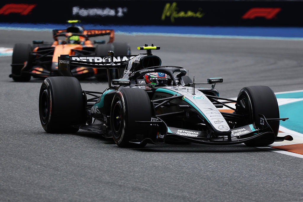 Kimi Antonelli gana un caótico GP de Miami 2026 por delante de Lando Norris y Oscar Piastri con dominio estratégico de Mercedes