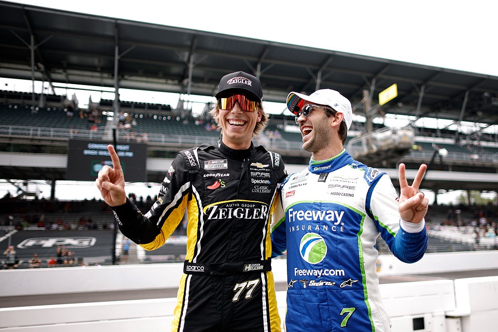 Spire Motorsports Domina la Clasificación: Carson Hocevar Logra la Pole para el Brickyard 400